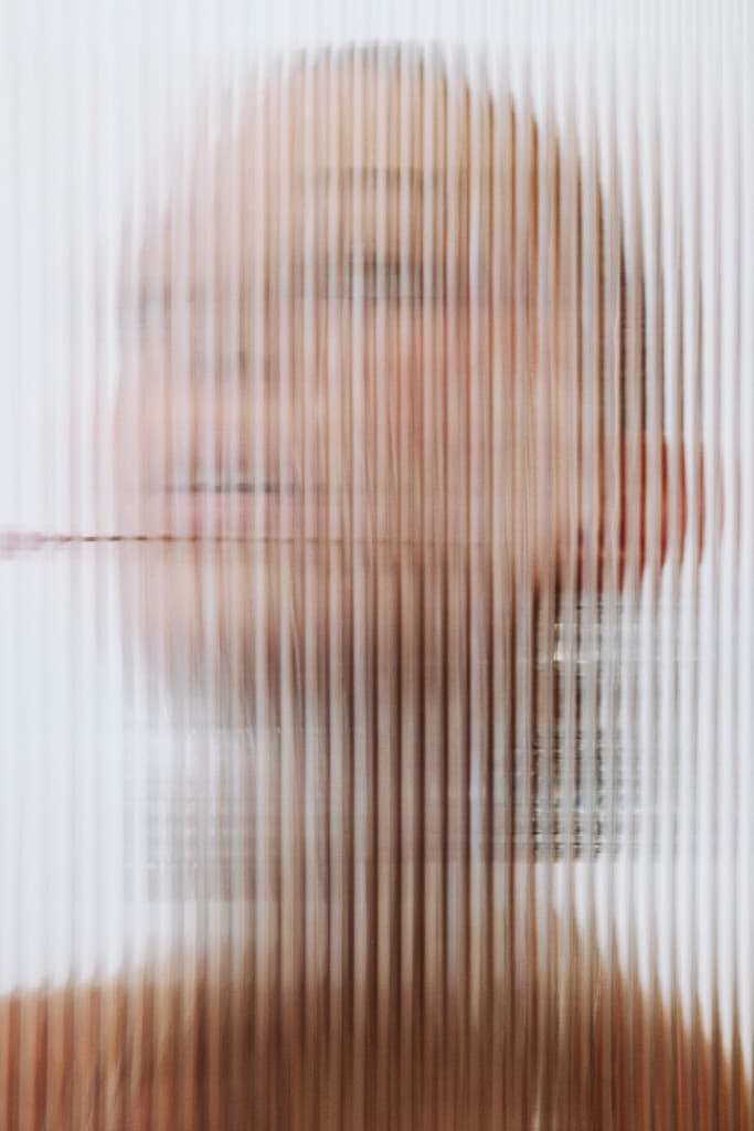 Retrato a través de vidrio estriado
